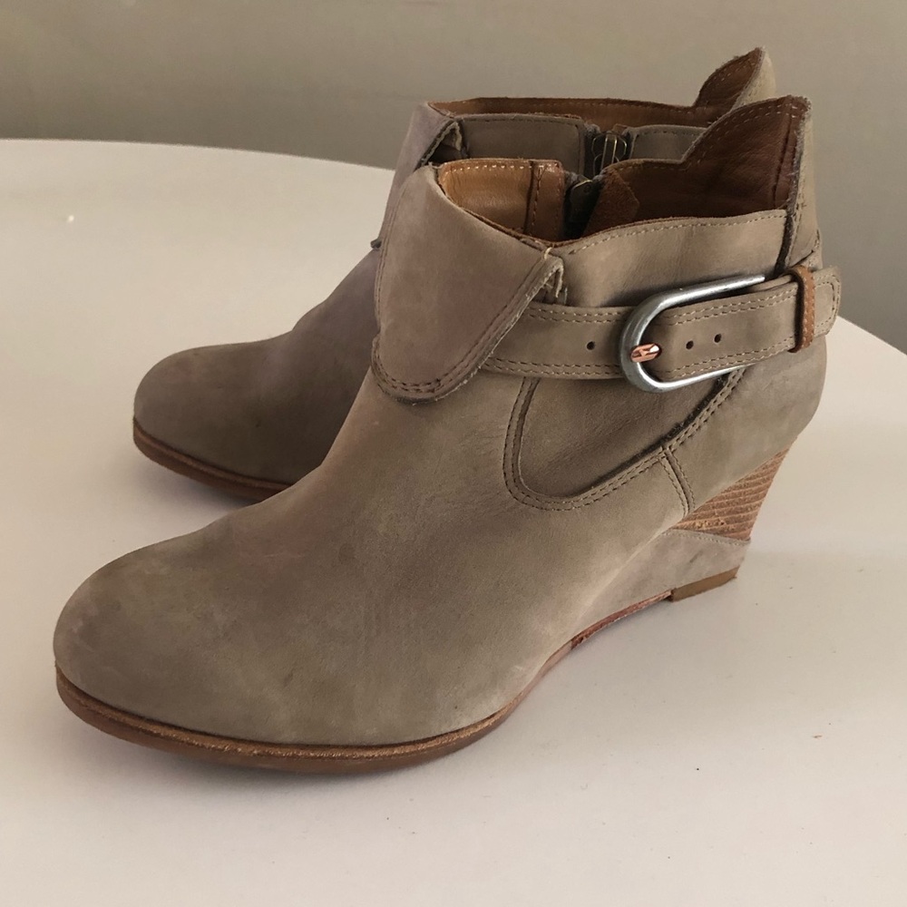 J Shoes wedge bootie ankle boots sand tan cream suede size 7.5